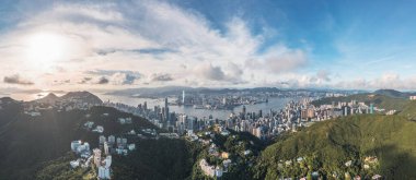 Victoria Limanı, Hong Kong 'un destansı hava manzarası, açık bir gökyüzünde, güney tarafından görünüyor.
