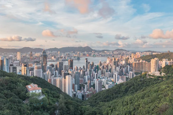 澄んだ空の日に香港のビクトリア港の壮大な空中ビューは 南側からの眺め — ストック写真