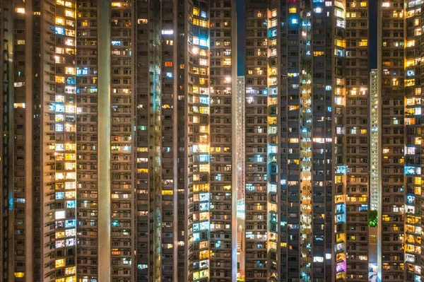 Geceleri Hong Kong 'un güneyindeki gökdelen dairesinin dışında.