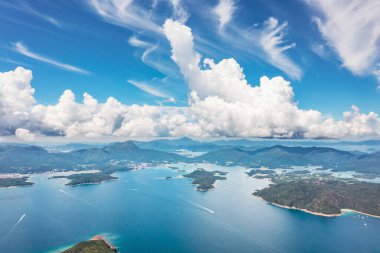 Sai Kung ve Clearwater Körfezi yakınlarındaki güzel deniz manzarası, açık yaz günü, Hong Kong.