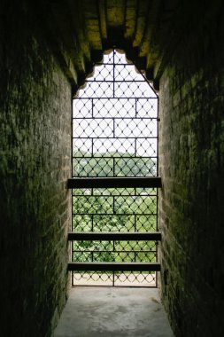 Eski bir taş kulenin çıkış