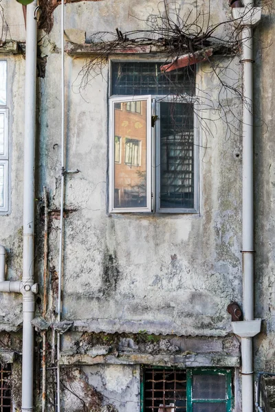 Außenwand eines in die Jahre gekommenen Gebäudes in Hongkong, Asien — Stockfoto