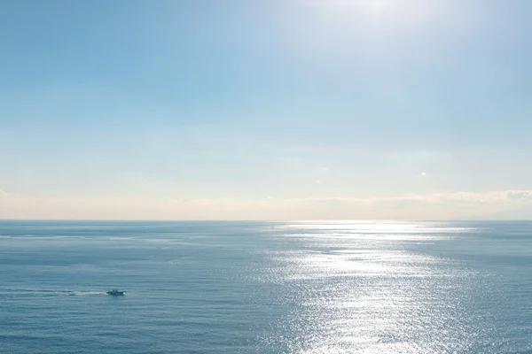 Ocean Tokyo Japonsko, s jasně modrou oblohou — Stock fotografie
