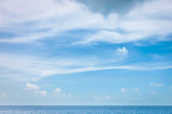 Céu claro com paisagem nublada e oceano — Fotografia de Stock