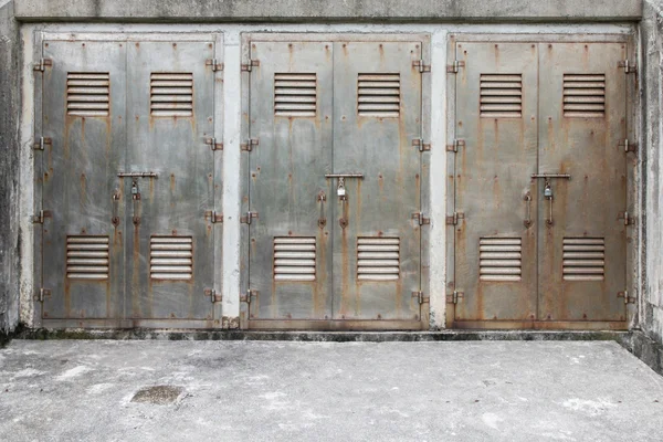 三锁铁门 — 图库照片