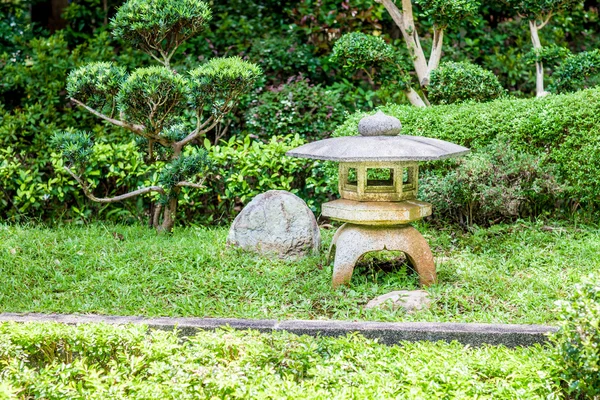 Steindekoration in einem Garten — Stockfoto