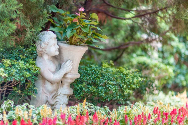 Statue d'angle dans le jardin — Photo