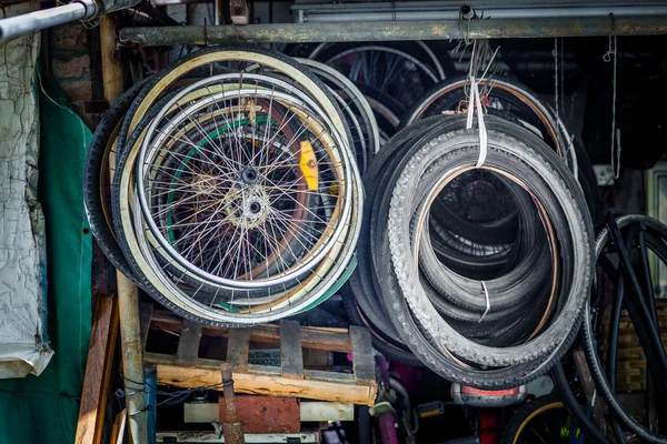 Złamane rower więzi są wiszące w sklepie naprawy — Zdjęcie stockowe