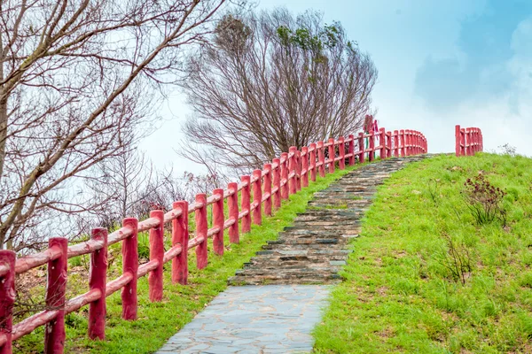 Walking Path in countryside with red wooden fench, Hong  Kong — Stock Photo, Image