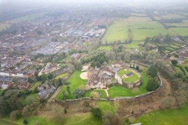 Farnham Kalesi 'nin havadan görünüşü, Surrey, İngiltere. Sisli bir günde, uk