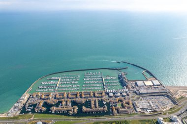 Brighton Marina, Brighton, Sussex of England 'ın hava manzarası. Yaz zamanı, uk.