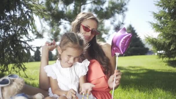 Liten Vacker Flicka Med Mamma Gräset Leker Med Leksaker Parken — Stockvideo