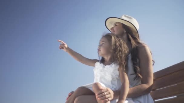Annesiyle Küçük Güzel Bir Kız Bankta Oturur Parkta Yürür — Stok video