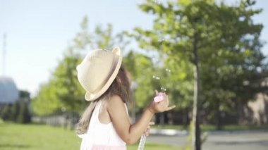 # Küçük güzel kız hava kabarcıkları üflüyor #