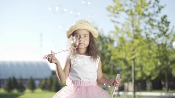 Маленька Красива Дівчинка Дме Бульбашки Клірингу Парі — стокове відео