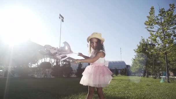 Маленькая Красивая Девочка Надувает Пузырьки Поляне Пар — стоковое видео