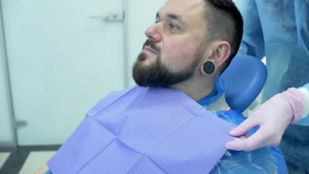 Tandläkare Med Assisterande Borsttänder Till Patient Tandläkarmottagningen — Stockvideo