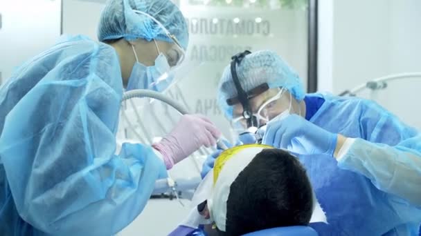 Dentista Com Dentes Escova Assistente Para Paciente Consultório Odontológico — Vídeo de Stock