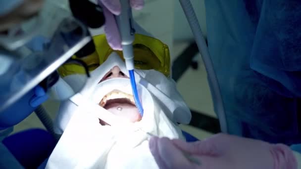 Dentysta Asystentem Szczoteczki Zębów Pacjenta Gabinecie Stomatologicznym — Wideo stockowe