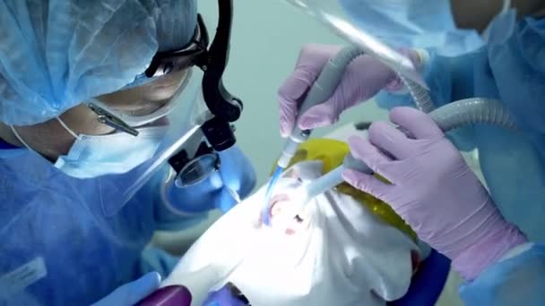 Tandläkare Med Assisterande Borsttänder Till Patient Tandläkarmottagningen — Stockvideo
