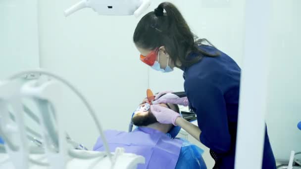 Dentista Con Assistente Lavarsi Denti Paziente Nello Studio Dentistico — Video Stock