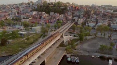 Türkiye, İstanbul sehri üzerinde insansız hava aracı, cami, evler, İstanbul 'un dönüm noktaları
