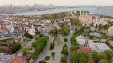 Türkiye, İstanbul sehri üzerinde insansız hava aracı, cami, evler, İstanbul 'un dönüm noktaları