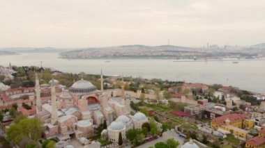 Türkiye, İstanbul sehri üzerinde insansız hava aracı, cami, evler, İstanbul 'un dönüm noktaları