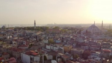 Türkiye, İstanbul sehri üzerinde insansız hava aracı, cami, evler, İstanbul 'un dönüm noktaları