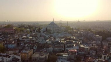 Türkiye, İstanbul sehri üzerinde insansız hava aracı, cami, evler, İstanbul 'un dönüm noktaları