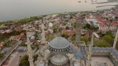 Türkiye, İstanbul sehri üzerinde insansız hava aracı, cami, evler, İstanbul 'un dönüm noktaları