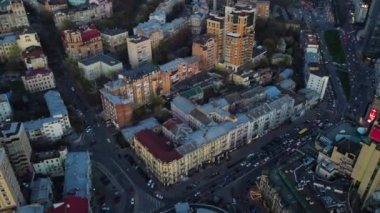 Başkentin merkezi Kiev, gün batımında şehrin üzerinde uçan bir kuşun manzarası.