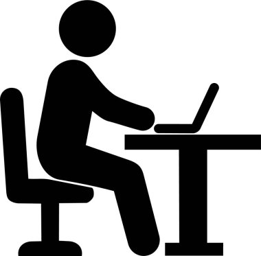 Masada oturan adam bilgisayar kullanıyor.