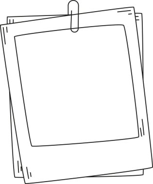 Görünürde düzensiz çizim çizimi olan bir ataç tarafından tutulan üst üste binen el çizimi nota kağıtları yığını.