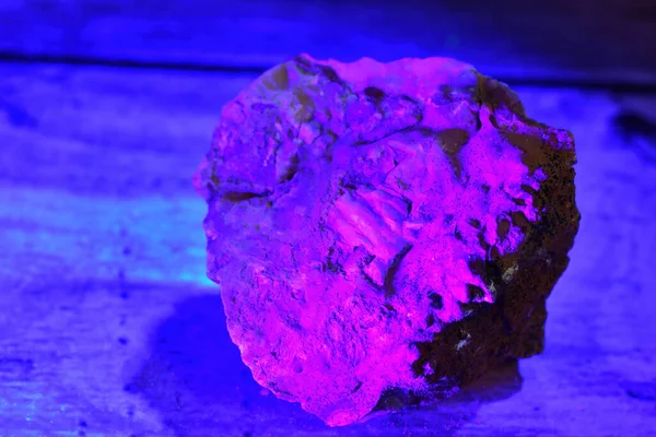 Mineral Fluoreszierend Rosa Unter Licht — Stockfoto