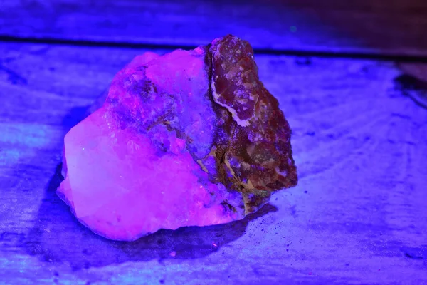 Mineral Fluoreszierend Rosa Unter Licht — Stockfoto
