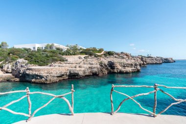 Cala en Brut 'un turkuaz suları, İspanya' nın Minorca plajı, Balear Adaları, yatay.