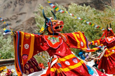 Un bailarn con colorido traje merasimine katılma ritüeli Sani Naro Nasjal en Zanskar, en la regin del Himalaya, Ladakh, Hindistan.