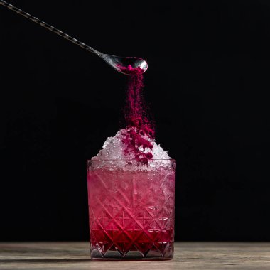 Alkollü kokteyller ve buzlu bardaklar.