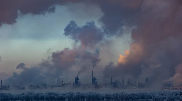 Rookschoorsteen Tegen Lucht — Stockfoto