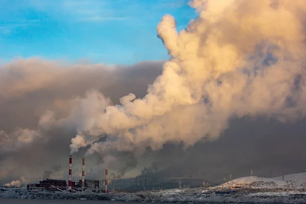 Rookschoorsteen Tegen Lucht — Stockfoto