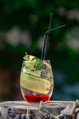 Şeffaf bardakta buzlu lezzetli bir kokteyl.