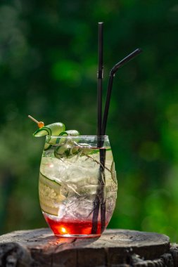 Şeffaf bardakta buzlu lezzetli bir kokteyl.