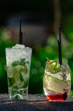 Yeşil arka planda yaz kokteylleri