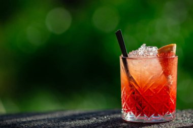 Yeşil arka planda yaz kokteyli