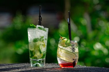 Yeşil arka planda yaz kokteyli