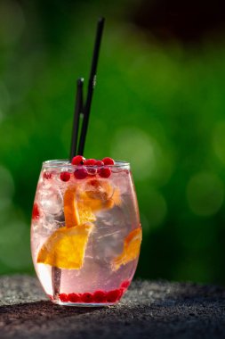 Yeşil arka planda yaz kokteyli