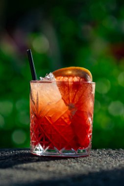 Yeşil arka planda yaz kokteyli