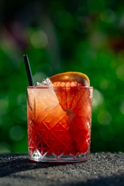 Yeşil arka planda yaz kokteyli