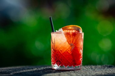 Yeşil arka planda yaz kokteyli